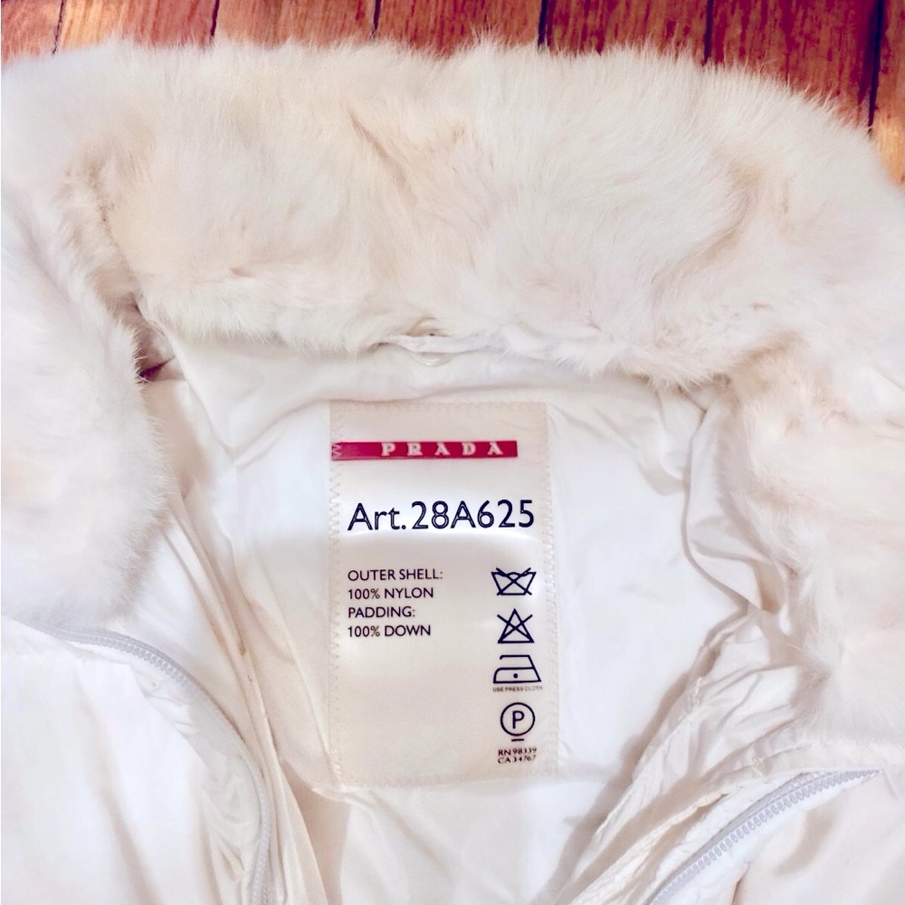 Prada puffer coat with removable fur
Collar and hidden hood.